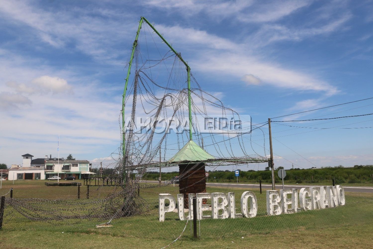 Así quedó el arbolito de navidad de Pueblo Belgrano luego del temporal