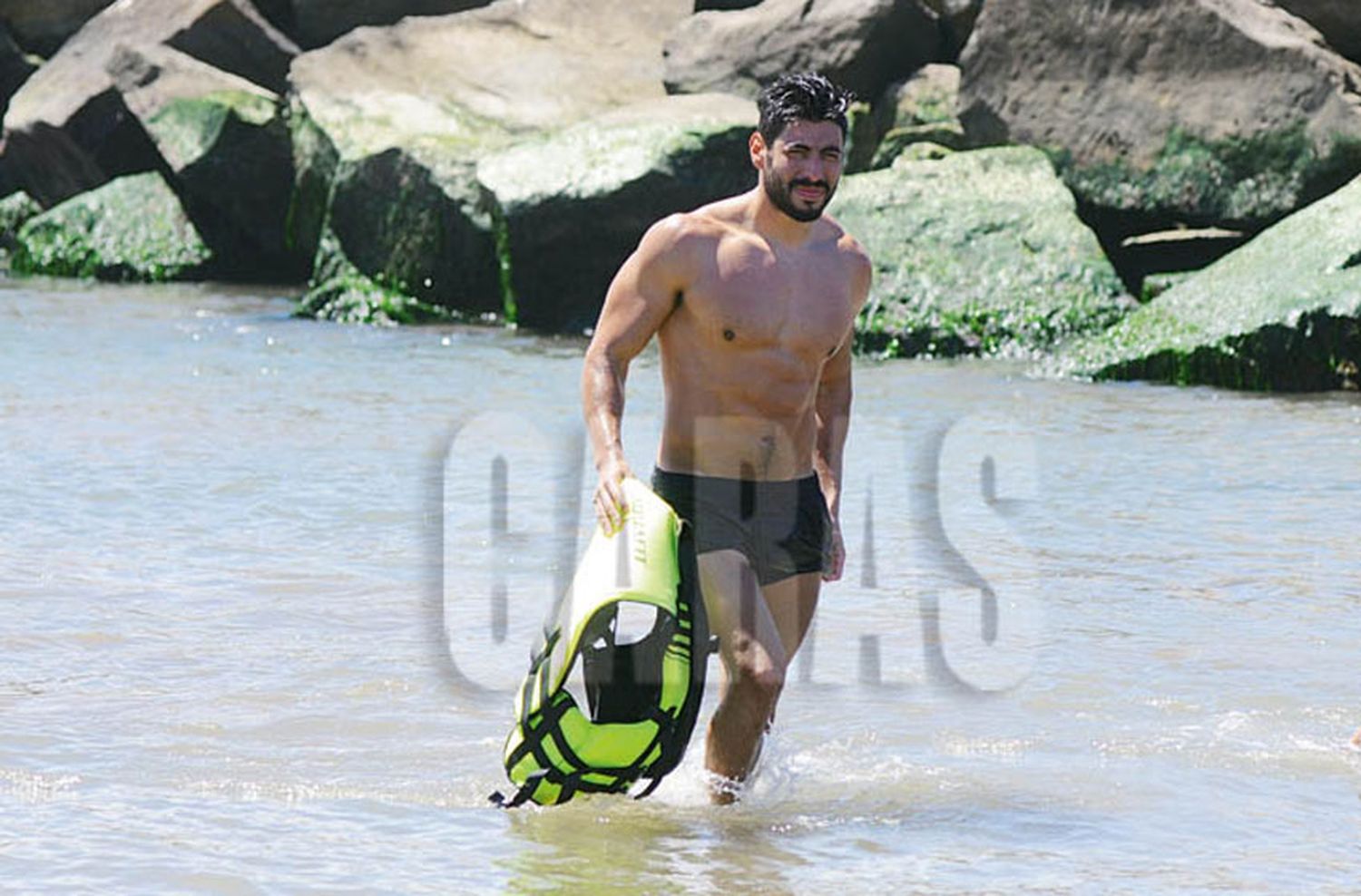 Lejos de Nicole, Facundo Moyano se muestra muy sensual en Mardel