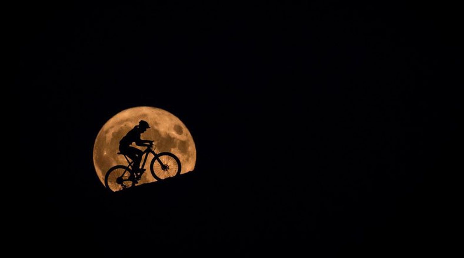 ¡IMPRESIONANTE! El mundo atónito ante las impactantes imágenes de la Luna Llena este 16A