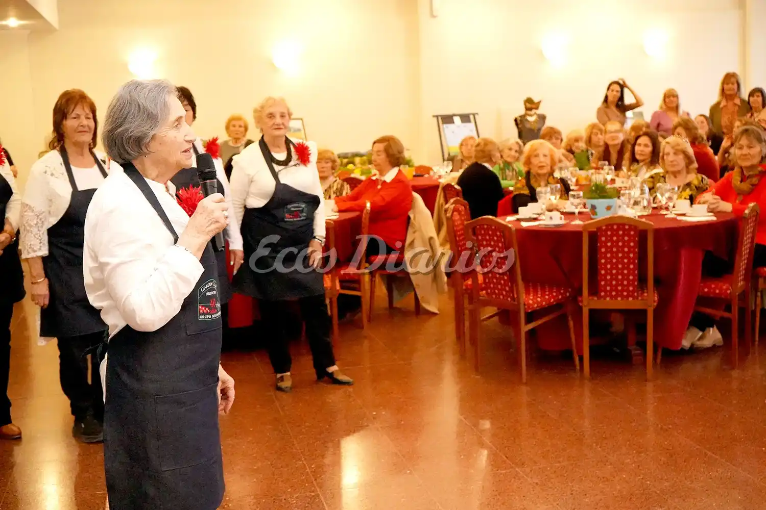 Susana Marchan da la bienvenida al público que disfrutó de un tradicional té