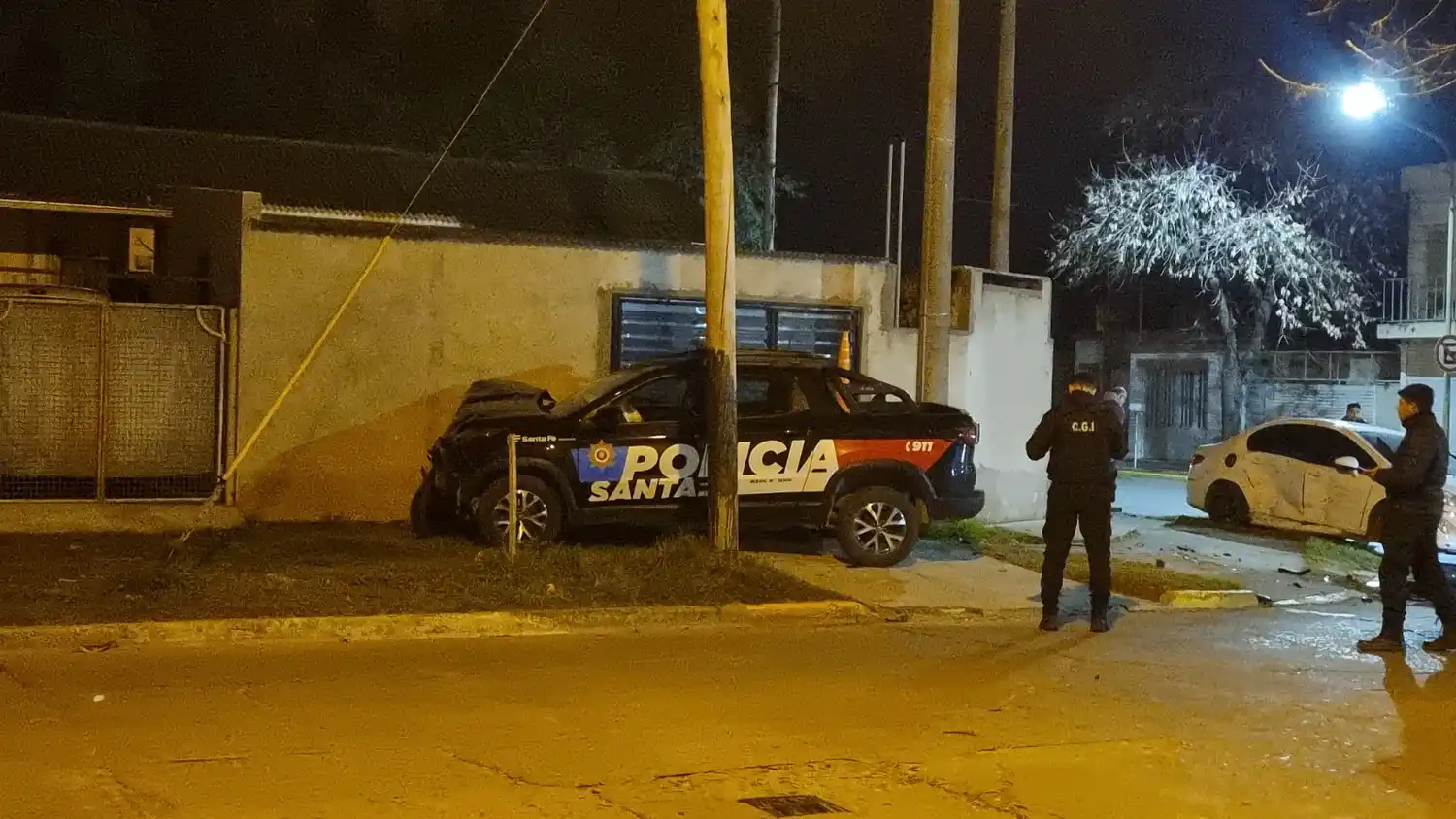 Accidente de transito choque patrullero policia auto ambulancia noche urgente - 2