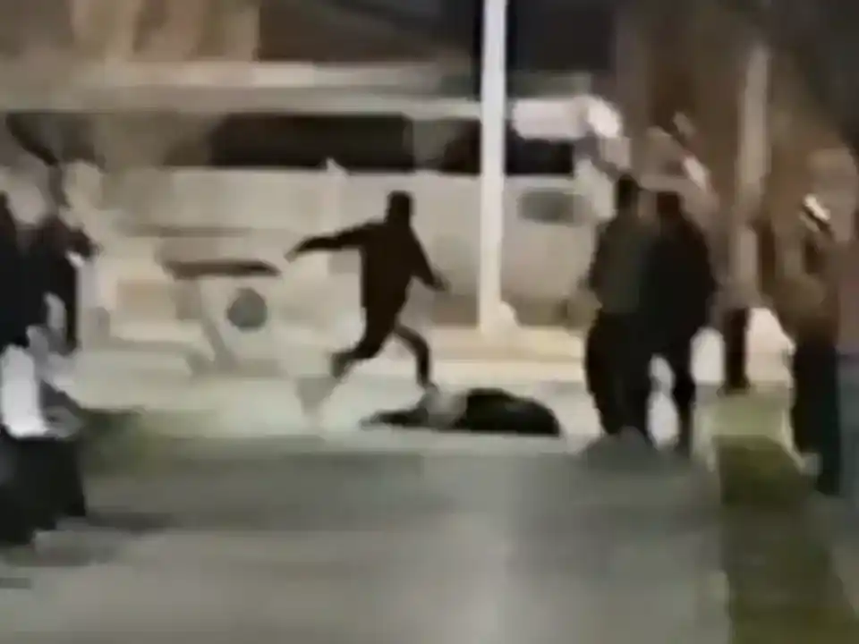 Brutal ataque a un joven: un policía le pateó la cabeza cuando estaba inconsciente en el piso