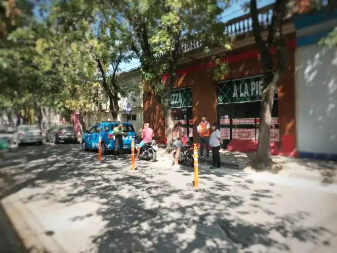 Mercedes: Un menor de edad que circulaba en moto quiso evitar un control y terminó embistiendo a un policía