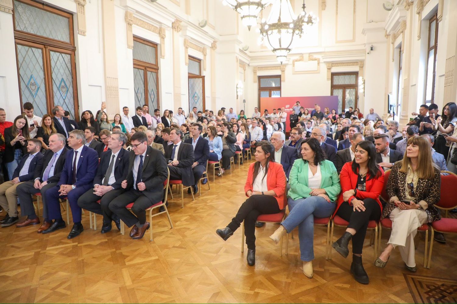 Más escuelas se suman al programa 1000 Aulas.