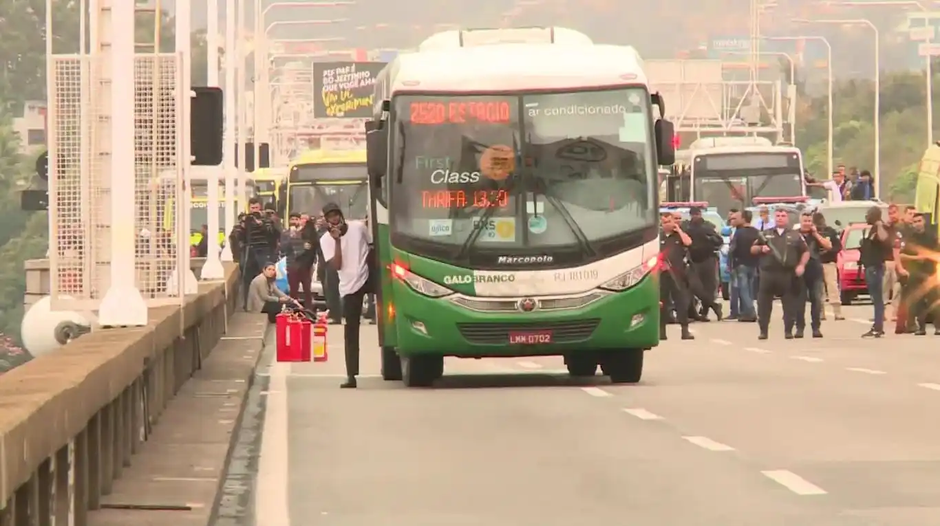 Secuestra un micro con 17 pasajeros en Brasil