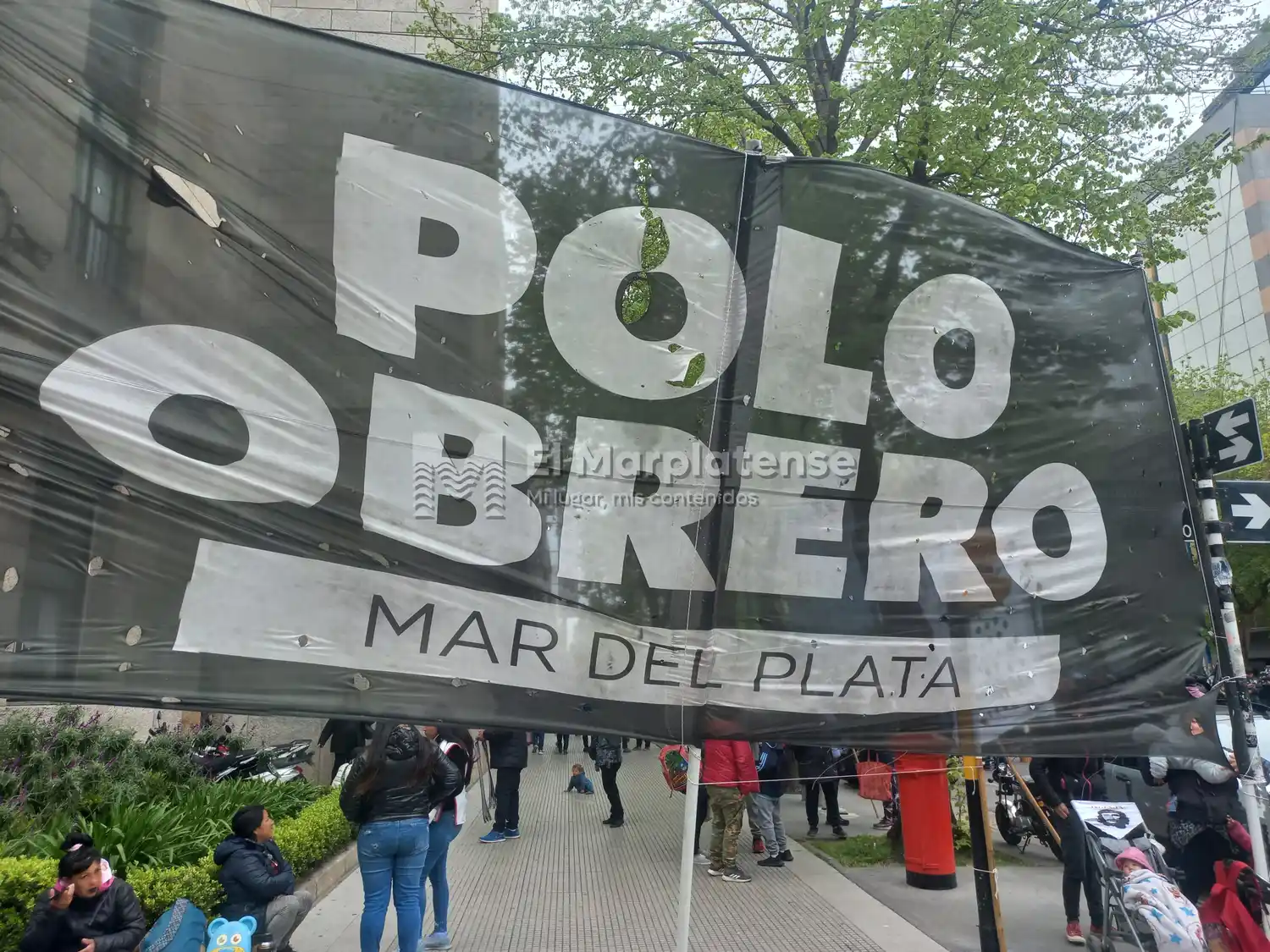 Este martes realizaron una olla popular para manifestarse frente a las puertas del Palacio Municipal.