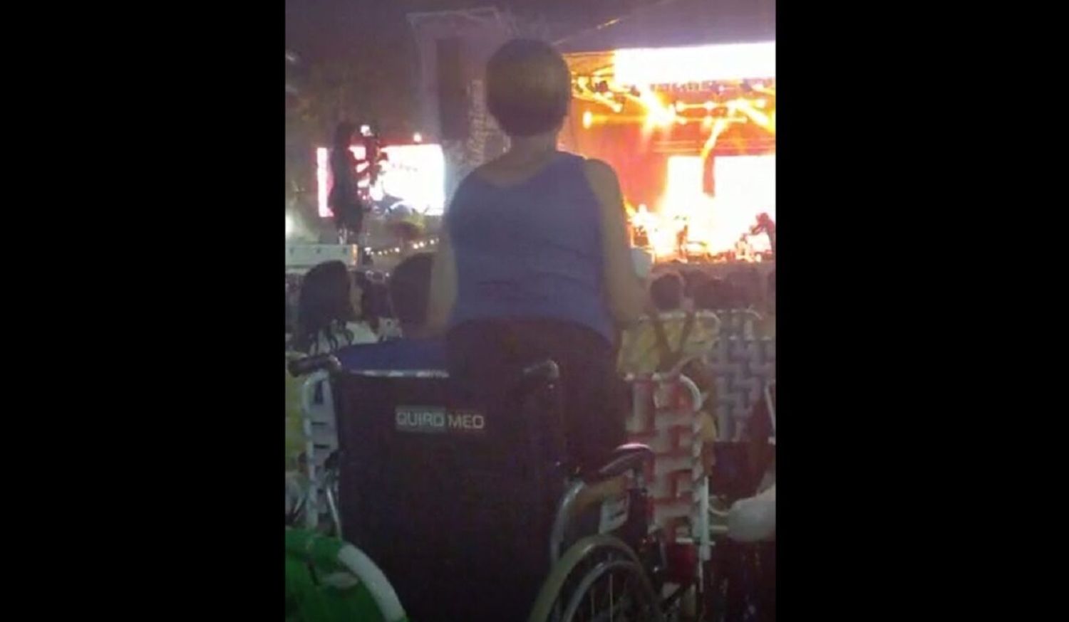 Se volvió viral el video de una mujer en silla de ruedas que se paró y bailó en un festival