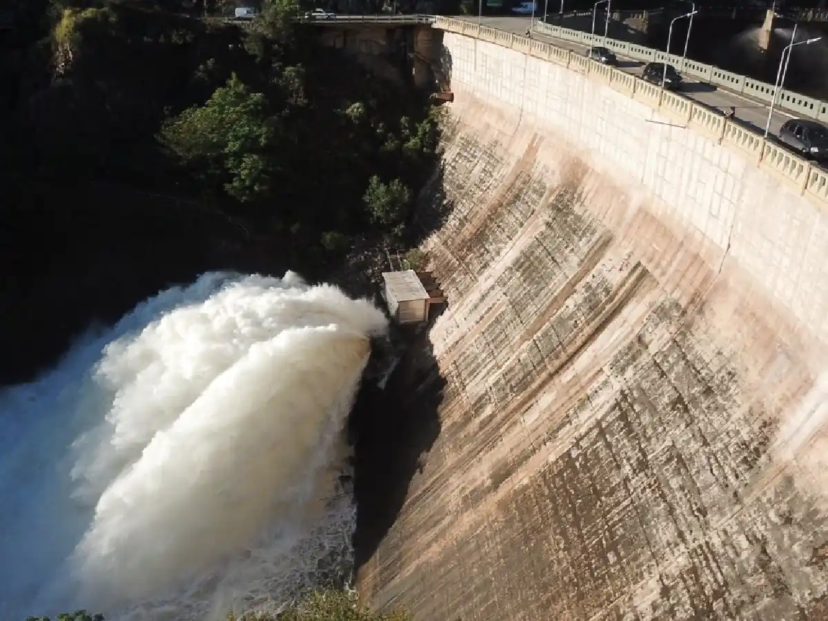 Abrieron una de las válvulas del dique San Roque