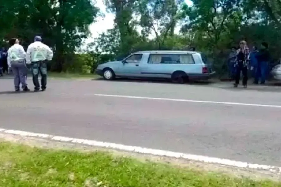 VIDEO | Dramática situación: un coche fúnebre perdió una rueda camino al cementerio y quedaron varados en plena ru