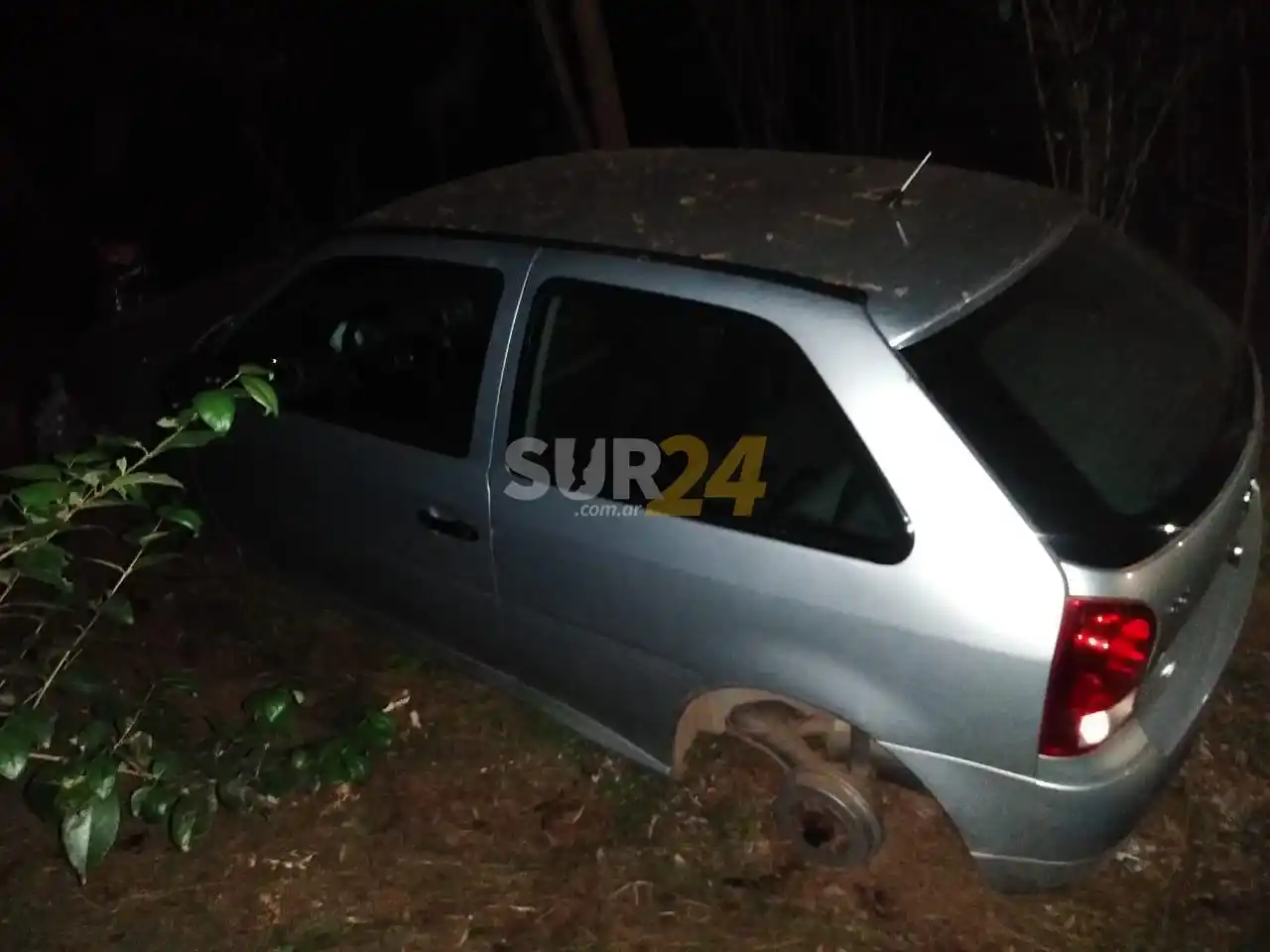 Recuperaron las ruedas del Volkswagen Gol encontrado en María Teresa