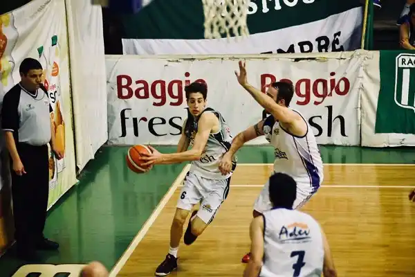 Racing quebró a ADEV en el final y sumó su segunda victoria