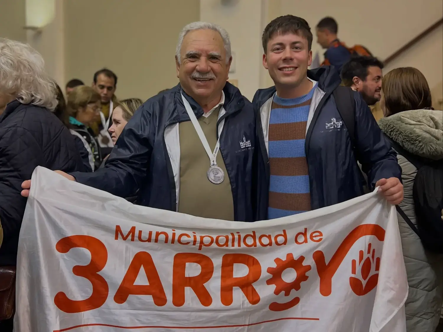 Mario César Ferraro con su medalla de plata junto al director de Cultura, Tomás Paniga