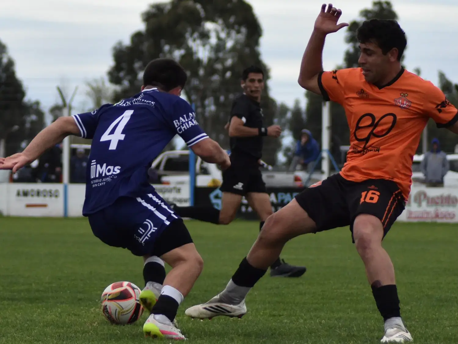 El video de un polémico gol de Independiente a Villa Díaz Vélez