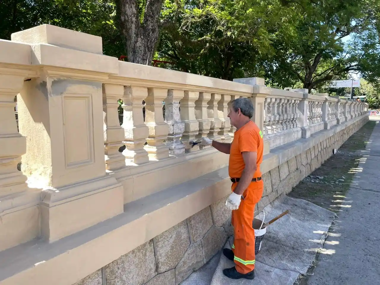 Continúa la puesta en valor de los murallones de la plaza Almeida