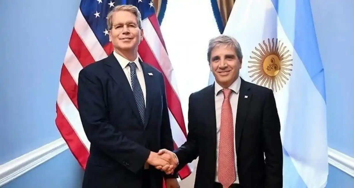Bessent y Caputo abrieron la cumbre financiera en Washington.