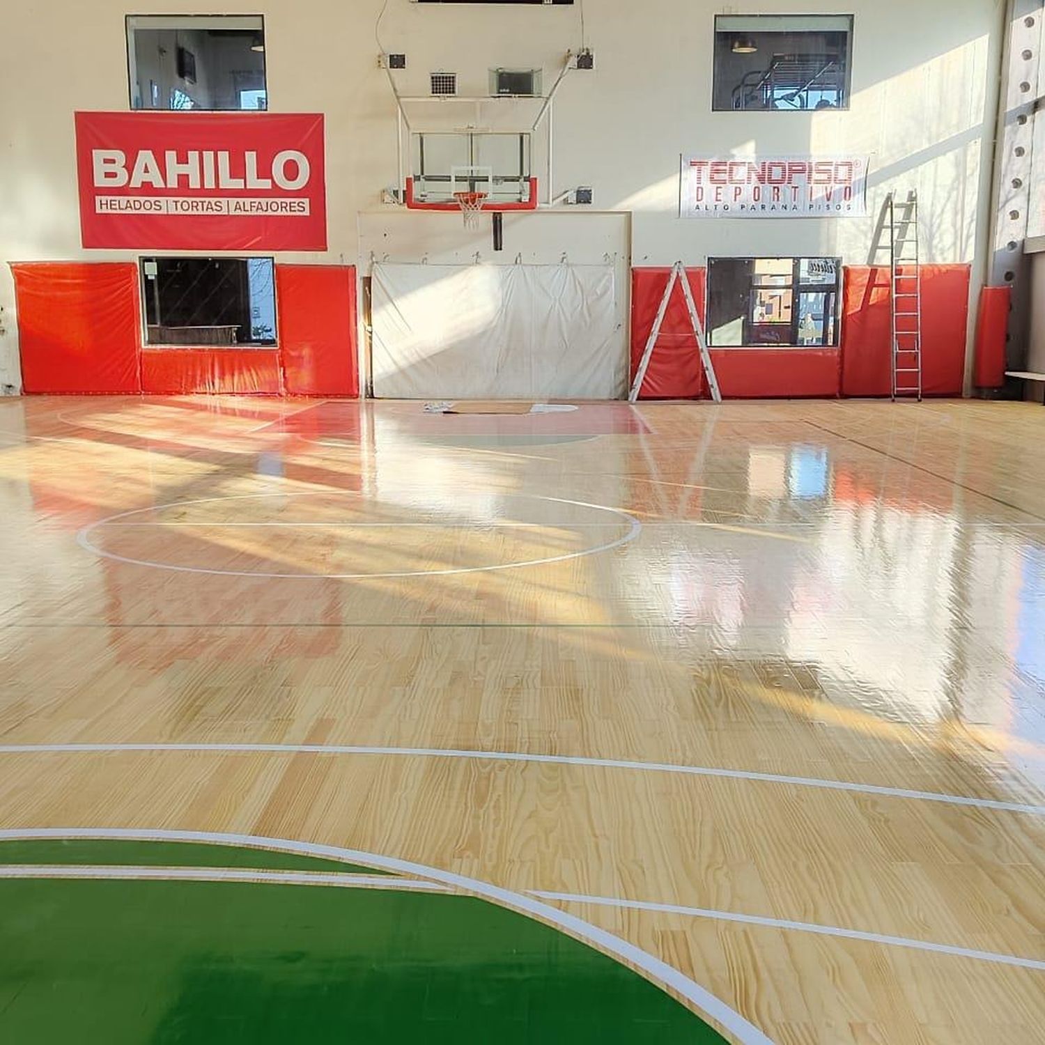 Neptunia avanza en la remodelación de los pisos y las tribunas de su estadio