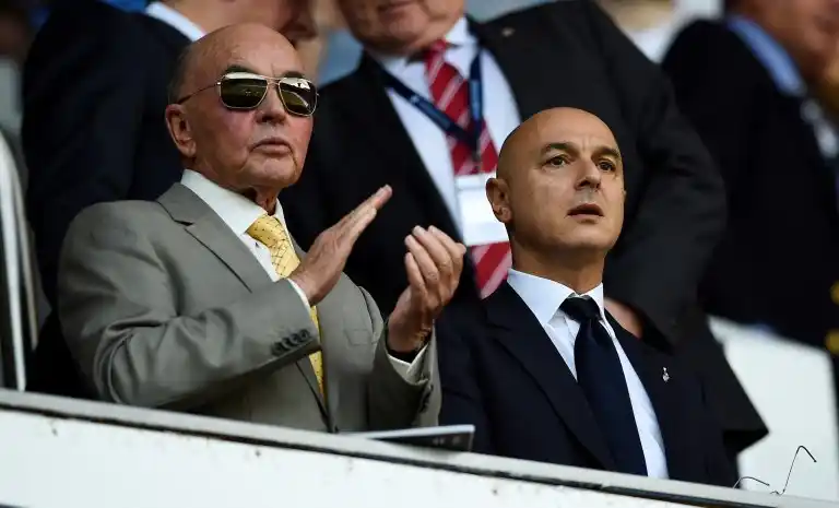 El propietario del Tottenham Hotspur Joe Lewis (izquierda) y el presidente Daniel Levy en las gradas