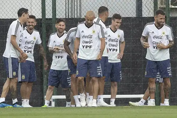 Bajo la lluvia, Sampaoli probó variantes con Biglia e Higuaín de titulares
