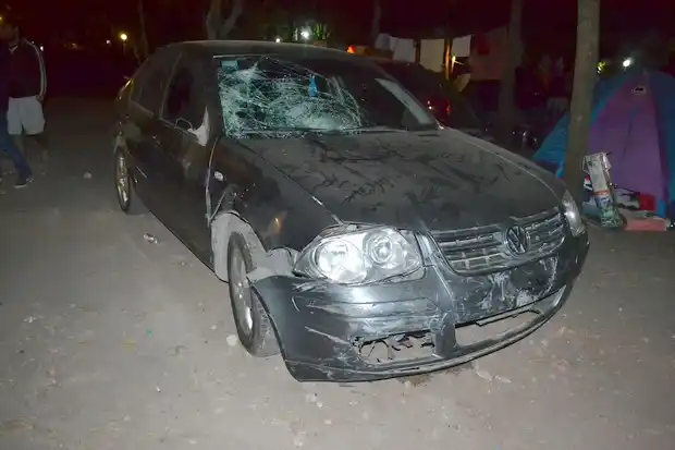 Le sacó el auto a un amigo, aceleró, chocó tres autos y atropelló a otro joven