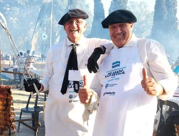 Padre e hijo de Ramallo ganaron concurso nacional de asado a la estaca frente al monumento a la Bandera