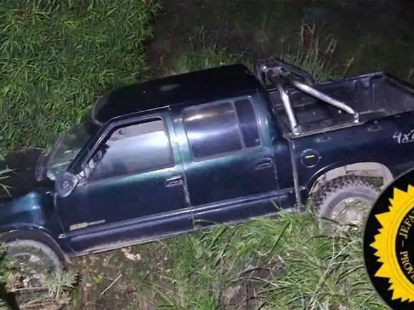 Ruta 20: un vehículo despistó y quedó en un zanjón