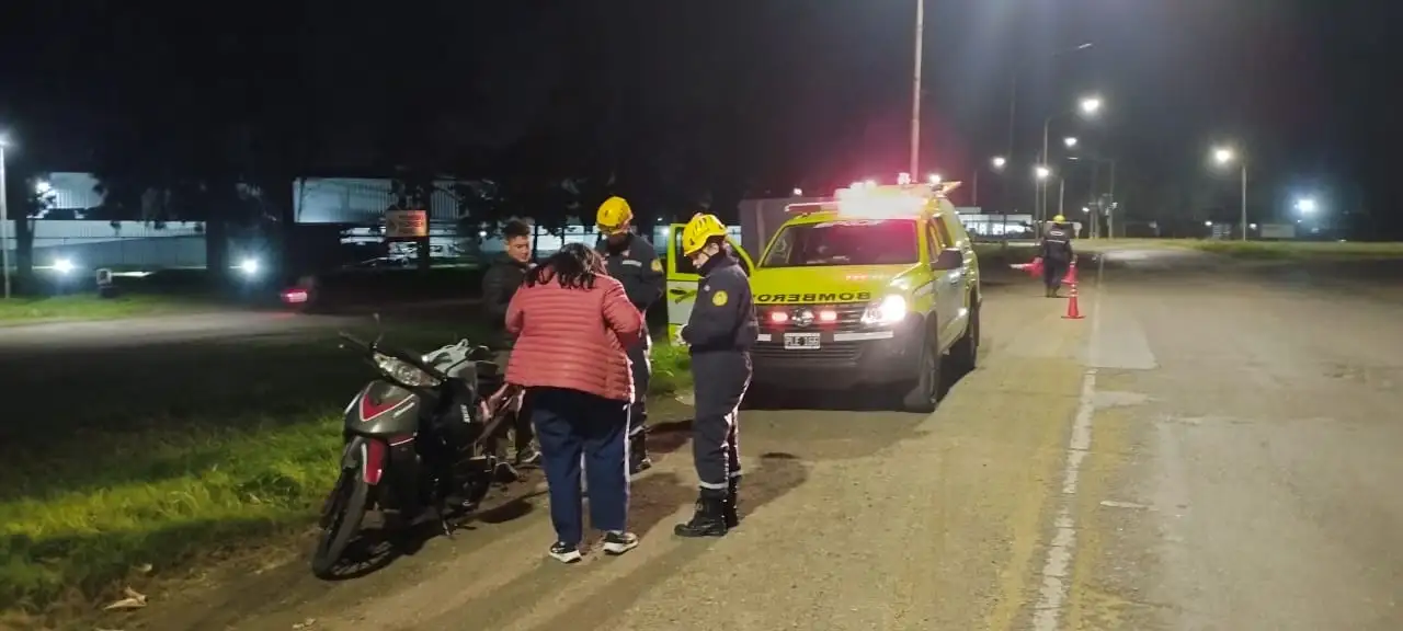 Los servidores públicos trabajando en el lugar del accidente.