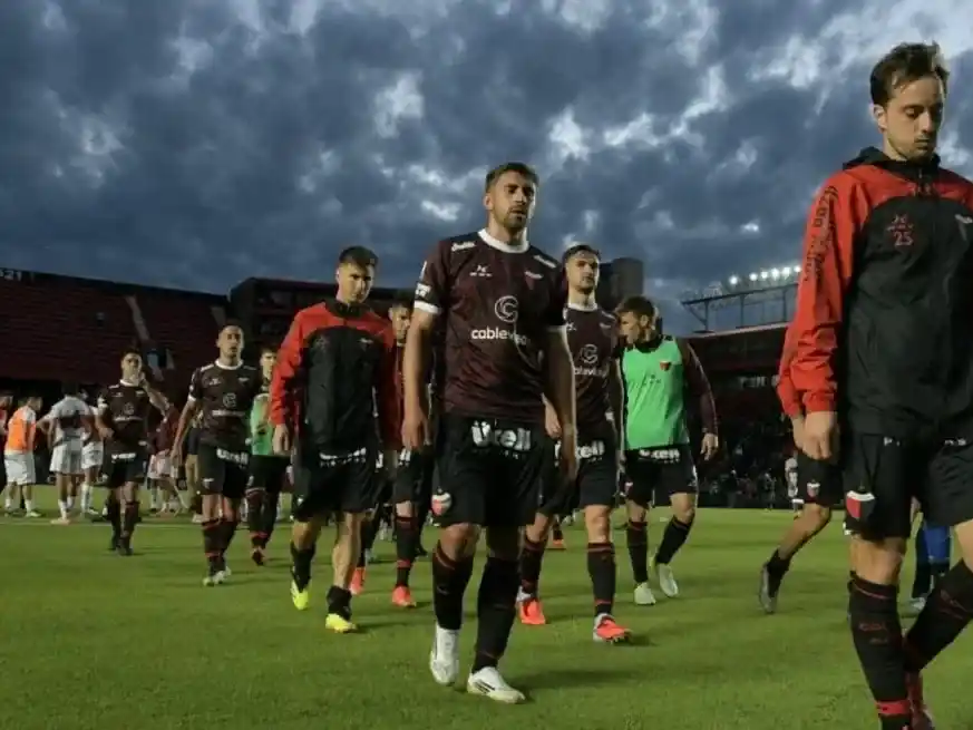 El Sabalero salió a jugar el complemento ya salvado del descenso, pero no pudo ganar. Foto: Manuel Fabatía.