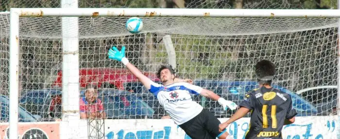Le clavó una espina