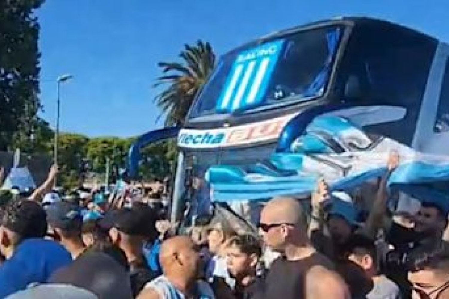 Racing ya está en Asunción y fue despedido con un gran banderazo de sus hinchas