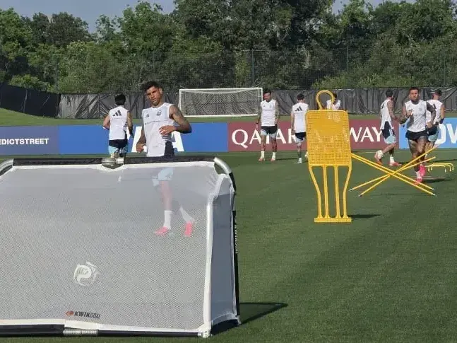 Cristian Romero trabajó a la par del grupo luego del golpe que lo obligó a salir ante Austria. Foto: TyC Sports