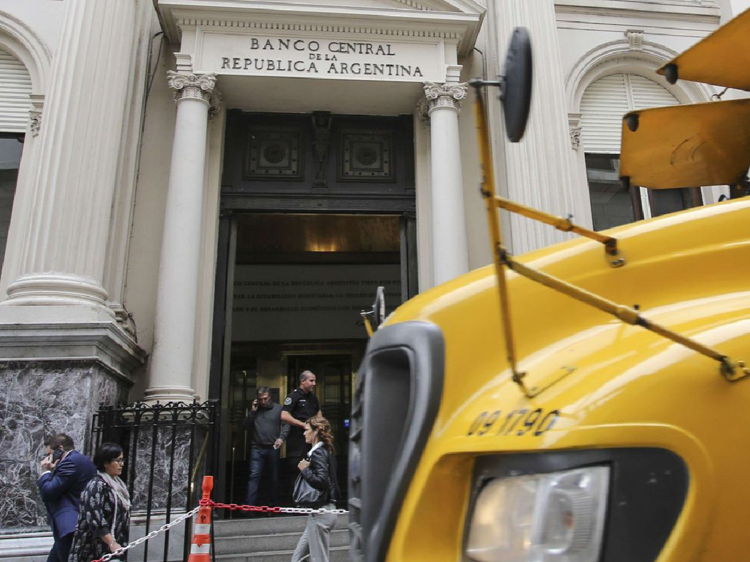 Desde el nuevo cepo, los depósitos en dólares en los bancos cayeron U$S1200 millones