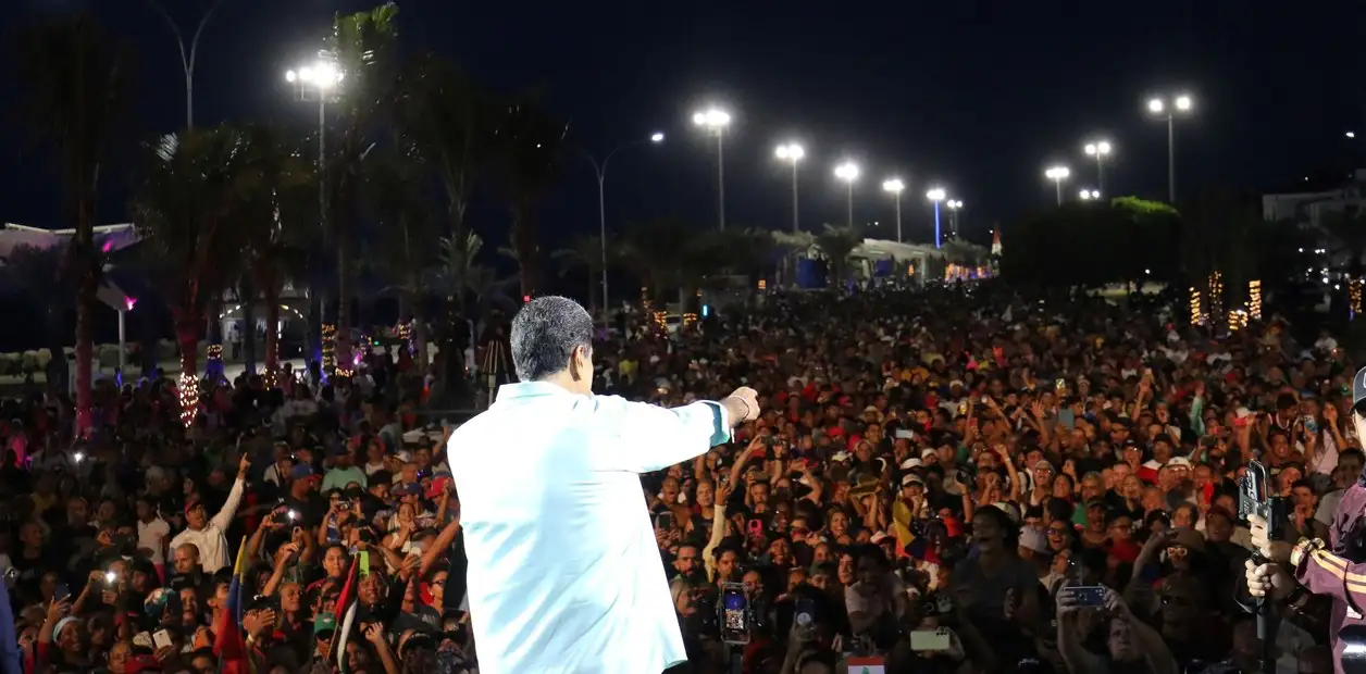 También sostuvo que a los "pueblos rebeldes" no los callarán.