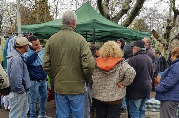 Disputa por los gazebos en Plaza Rocha: “Tendremos que armarlos por la fuerza”