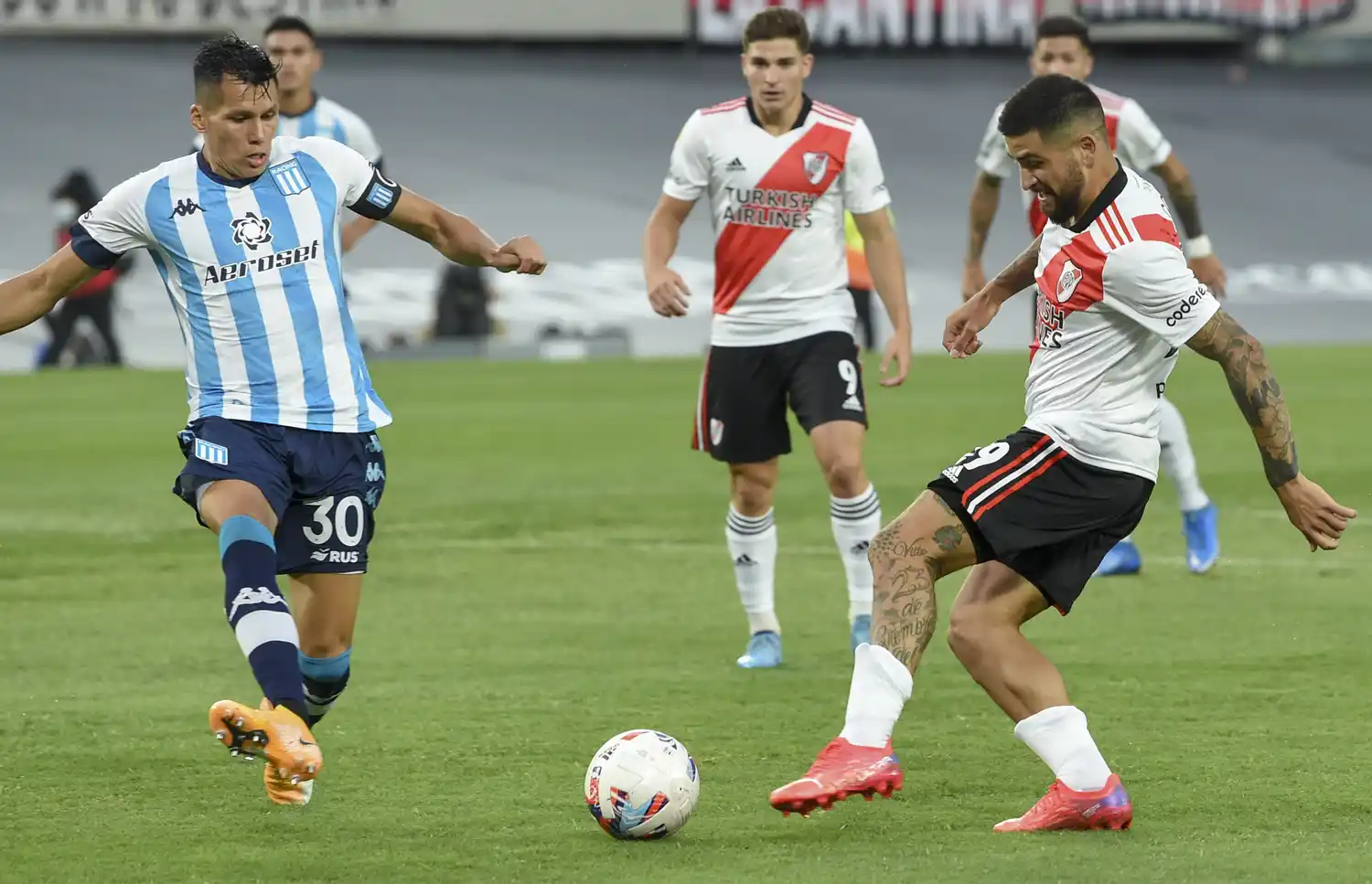 Racing reaccionó y pudo rescatar algo ante River