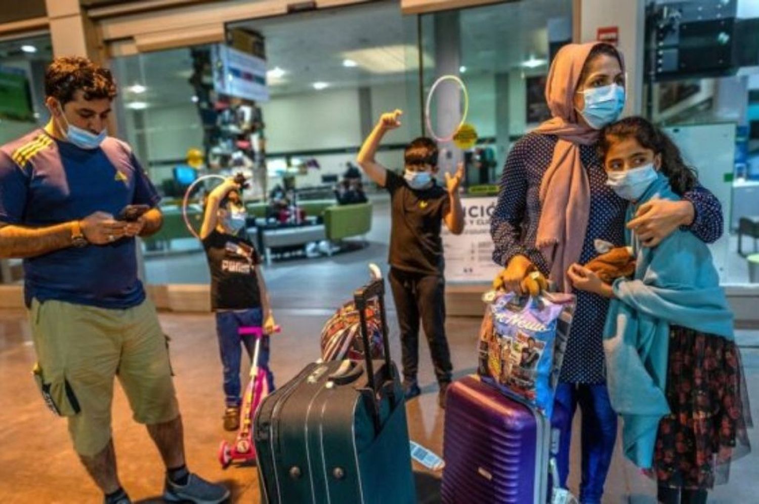 Afganistán: prohíben a las mujeres tomar un avión sin un acompañante masculino