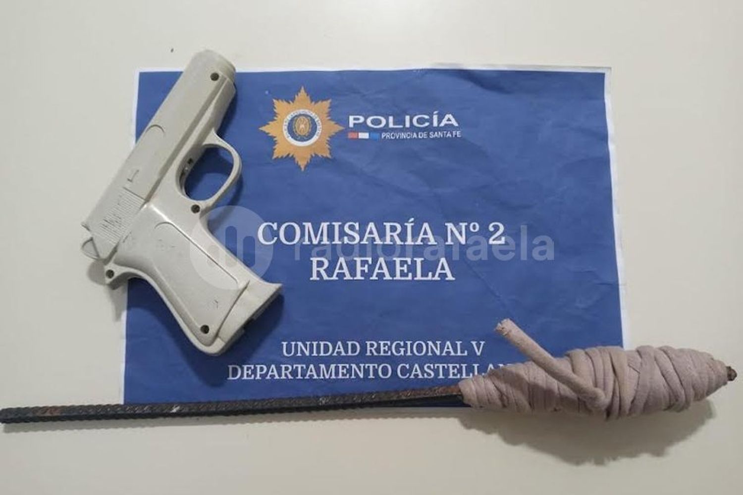 Forcejeos de por medio, redujeron a un sujeto con un arma blanca y una pistola de juguete