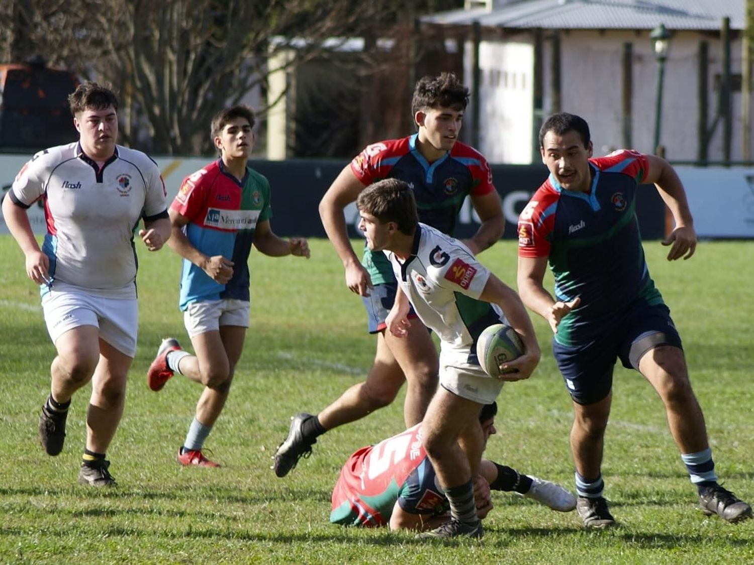 Justo Di Lázaro (Los Cardos) y Facundo Badone (Uncas) en acción durante el Select 100 en Los Laureles.