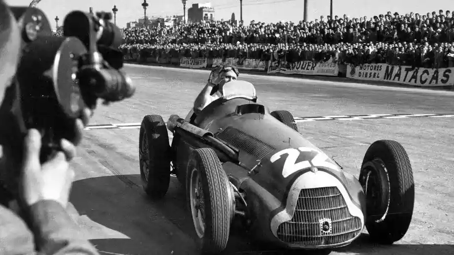 Fangio saludo a los catalanes, testigos de su primer título en Fórmula 1 en 1951.