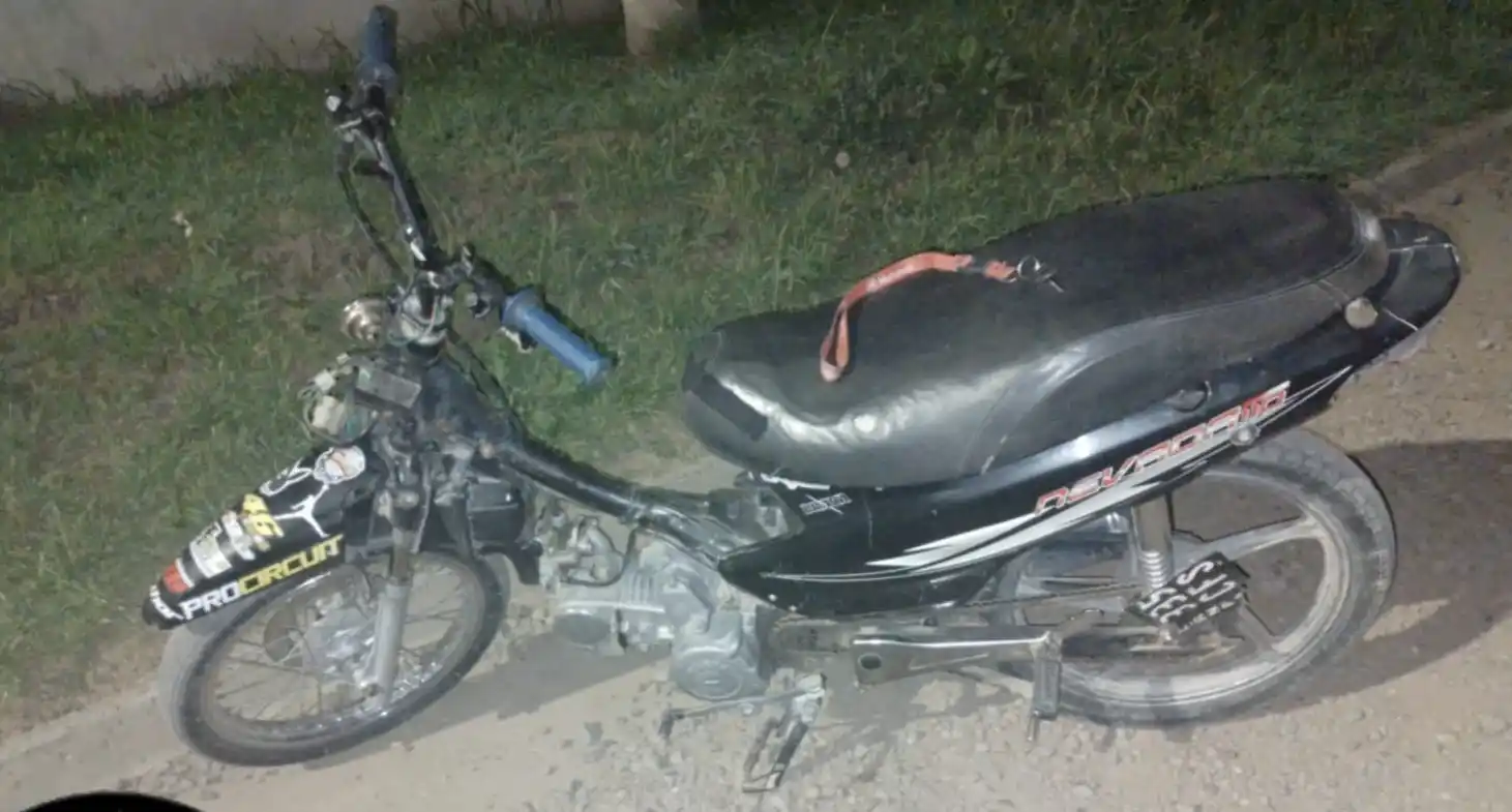 Detuvieron a dos ladrones: uno se robó una moto, el otro una puerta
