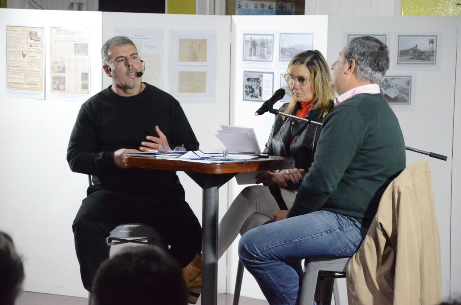 El intendente participó de la presentación del libro sobre los 50 años del barrio Provincias Unidas