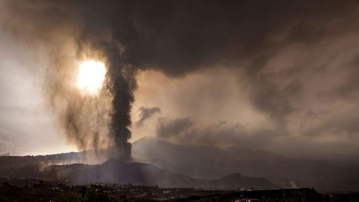 Los gases del volcán de La Palma pueden provocar lluvia ácida en Canarias