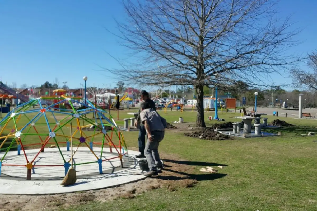 Instalan nuevos juegos en la Plaza de los niños