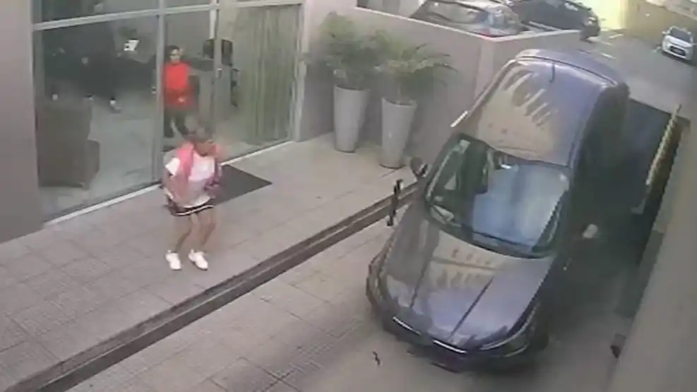 Un auto se cayó desde el primer piso de un estacionamiento.