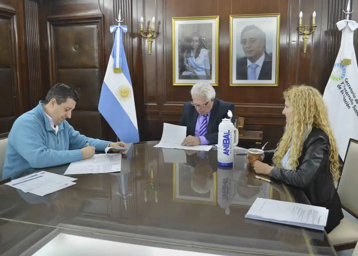 Guaminí recibirá un camión Iveco, un compactador y una pala retro 