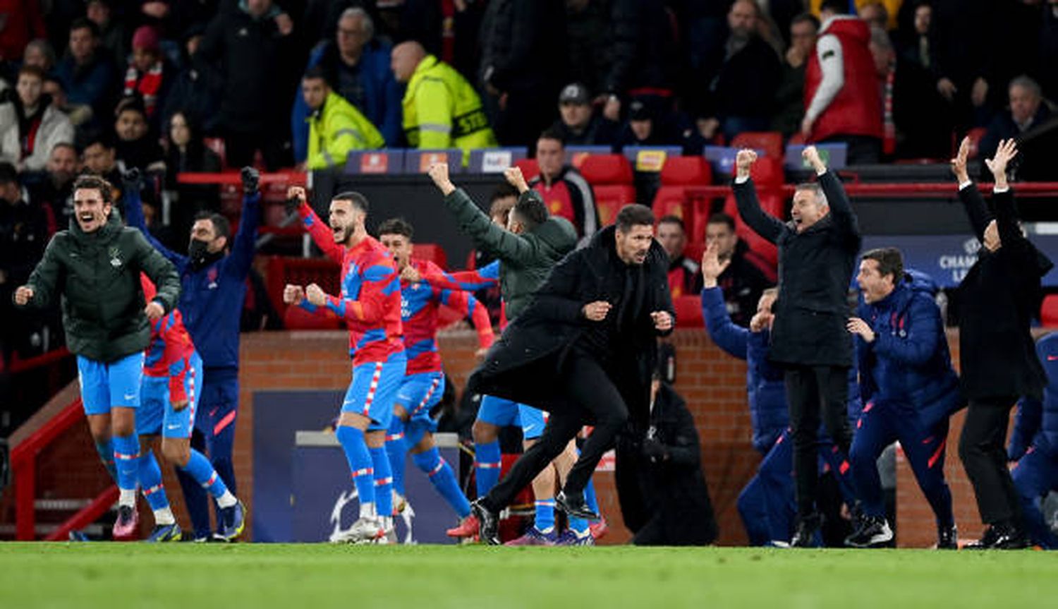 Simeone festeja y corre a los vestuarios al final del partido.