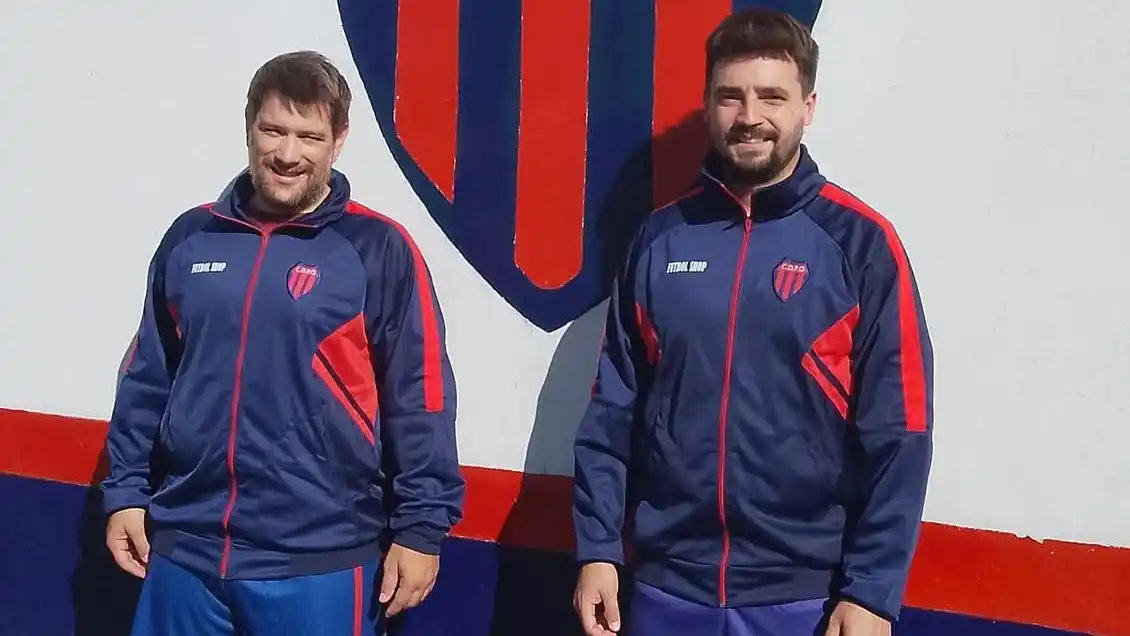 Juan David Trippe posa con los colores de Defensores junto a Matías Issín