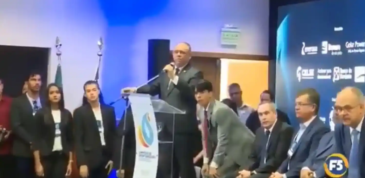 Video: El momento en el que un empresario brasileño se quita la vida en un acto oficial