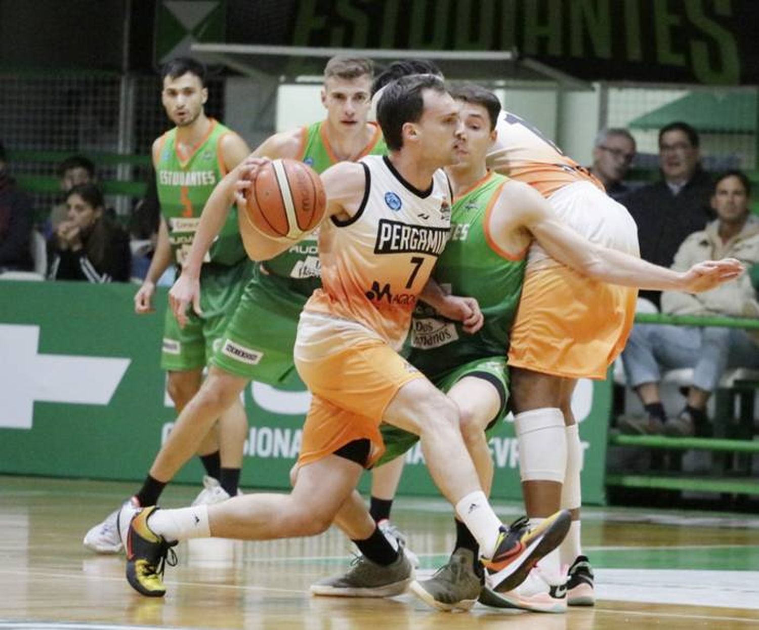 Estudiantes fue una tromba  y ganó con comodidad  ante Pergamino Basquet