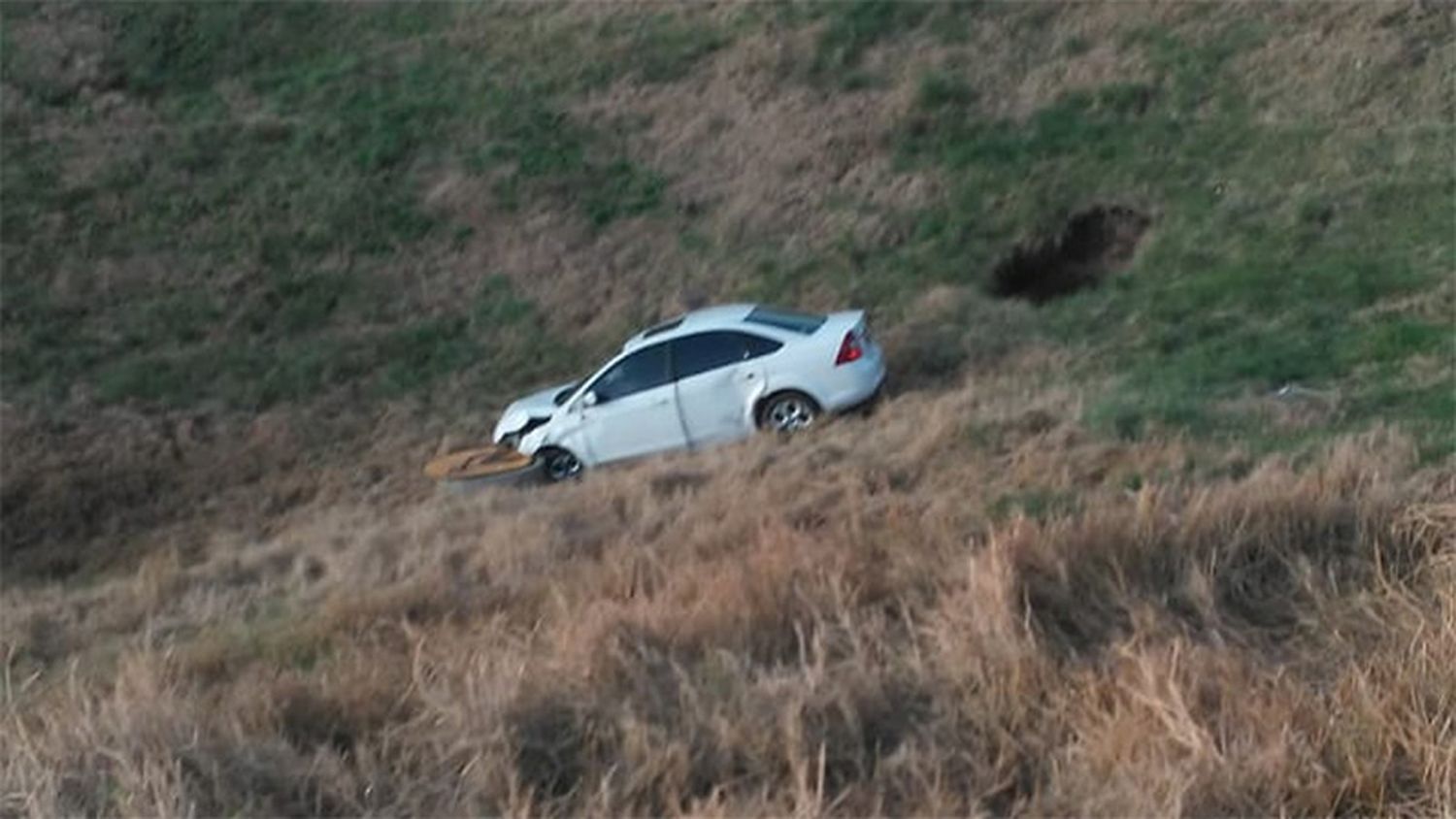 Impactante choque en Gualeguaychú: un auto terminó en la alcantarilla de la ruta 16