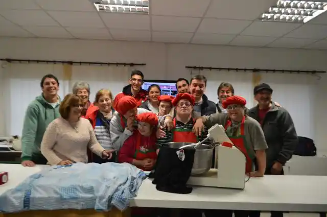 La Filial River Plate en Gualeguay donó una amasadora industrial a la ASDDGUAY
